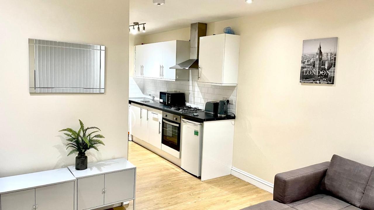 Holiday Flat In Central Slough Near To London Heathrow And Windsor With Free Car Park Eksteriør billede