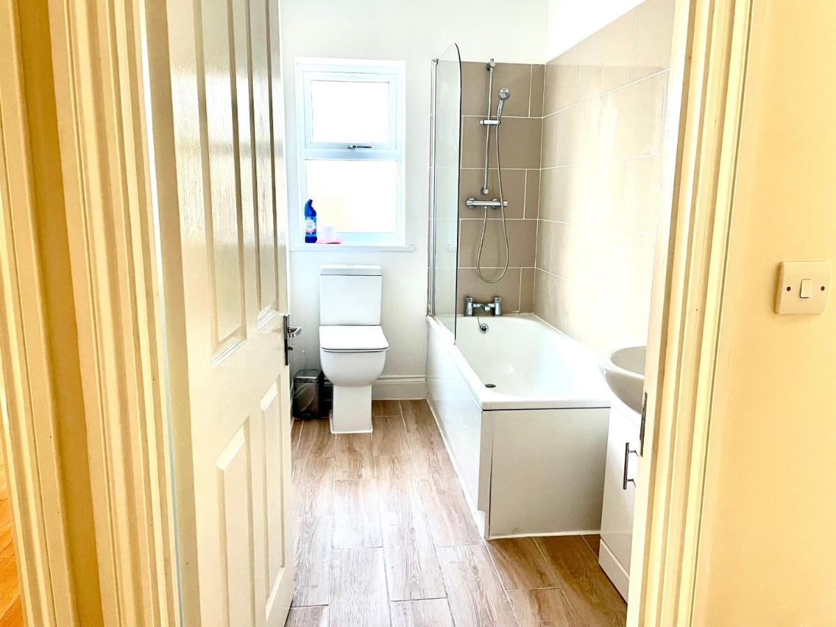 Holiday Flat In Central Slough Near To London Heathrow And Windsor With Free Car Park Eksteriør billede
