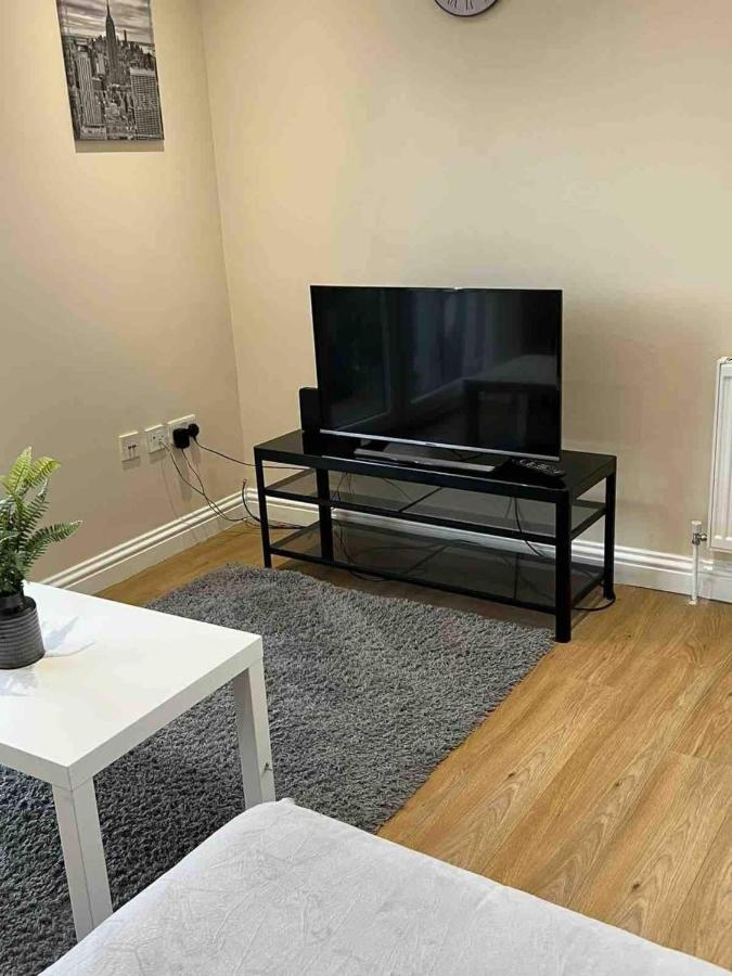 Holiday Flat In Central Slough Near To London Heathrow And Windsor With Free Car Park Eksteriør billede