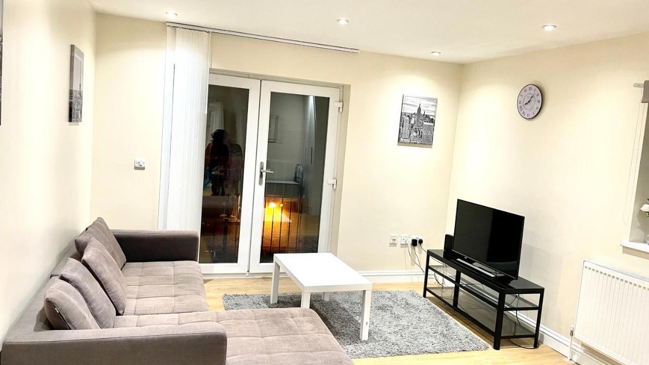 Holiday Flat In Central Slough Near To London Heathrow And Windsor With Free Car Park Eksteriør billede